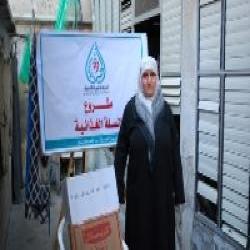 جمعية الحياة توزع السلة الغذائية على فاقدة المعيل